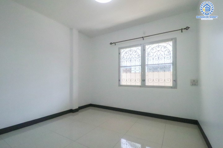 *****บ้านเดี่ยวมือสองย่านนนทบุรี ม.ชลลดา บางบัวทอง หลังมุม! แบรนด์ L&H เนื้อที่เยอะ 62 ตร.ว. ฟังก์ชัน 3 ห้องนอน 2 ห้องน้ำ 2 ที่จอดรถ บ้านชั้นเดียวตกแต่งใหม่ สไตล์รีสอร์ท มีห้องน้ำแยก บนทำเลดี ติดถ.บางกรวย-ไทรน้อย ใกล้รถไฟฟ้าสายสีม่วง "สถานีบางพลู"